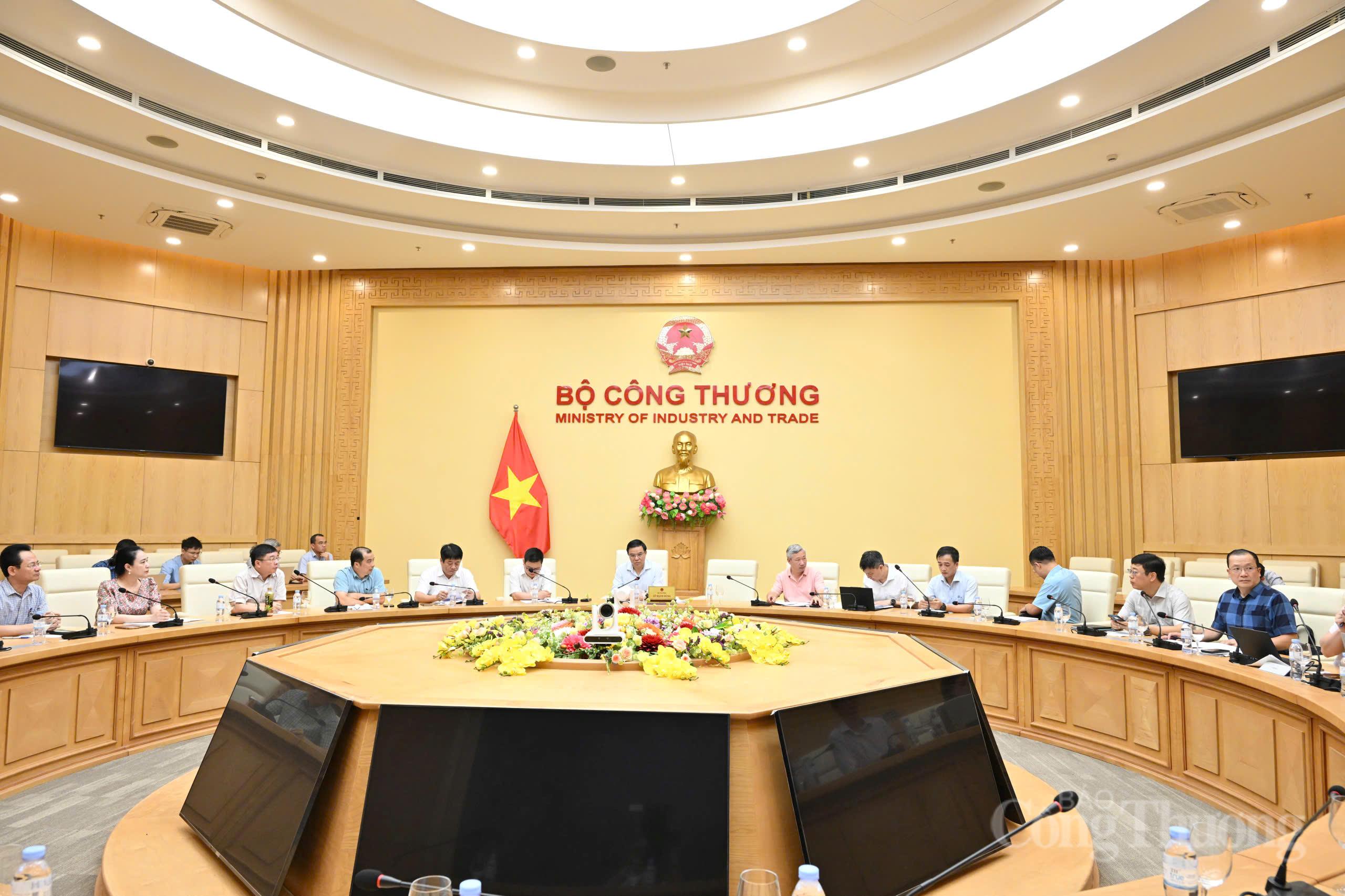 Trước tình hình nắng nóng gay gắt, ngày 24/5/2026, Bộ trưởng Bộ Công Thương Lê Mạnh Hùng và Thứ trưởng Trương Thanh Hoài đã họp với các đơn vị liên quan về đảm bảo cấp điện. Ảnh: Cấn Dũng