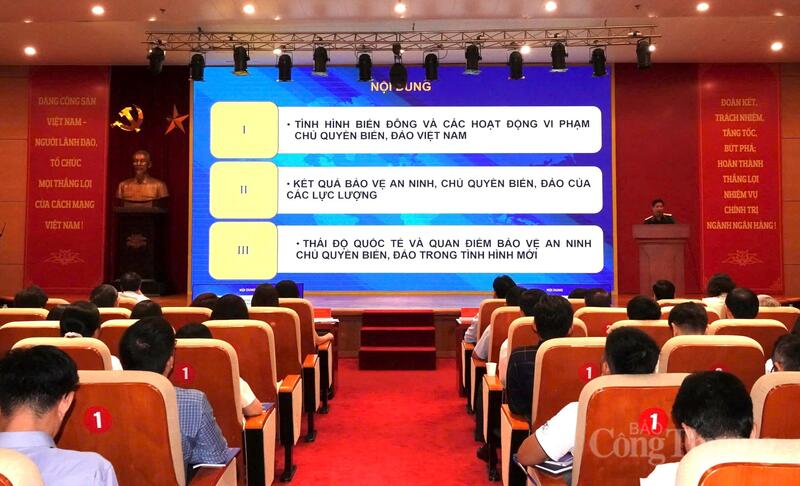 Đại tá Ngô Thành Khiên - Phó trưởng phòng Báo cáo viên, Cục Tuyên huấn, Tổng cục Chính trị Quân đội nhân dân Việt Nam trình bày chuyên đề tại hội nghị