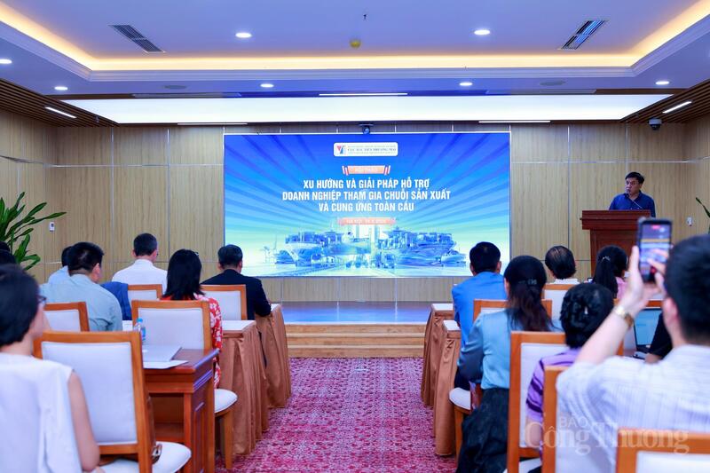 Toàn cảnh Hội thảo “Xu hướng và giải pháp hỗ trợ doanh nghiệp tham gia chuỗi sản xuất và cung ứng toàn cầu”. Ảnh: Quỳnh Trang