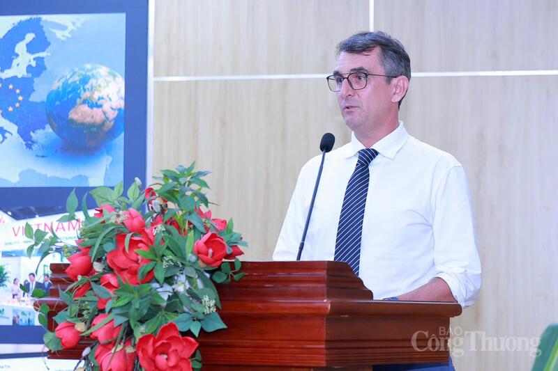 Ông Xavier Depouilly, Tổng Giám đốc Công ty Nghiên cứu và Tư vấn DXL, trao đổi về các giải pháp tìm kiếm cơ hội tham gia chuỗi cung ứng toàn cầu. Ảnh: Quỳnh Trang