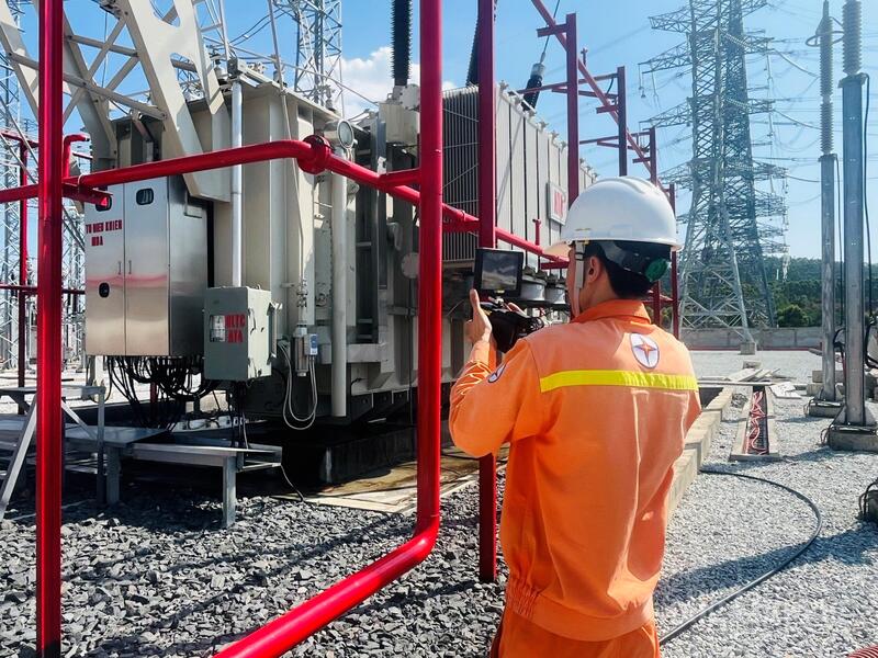 Công nhân vận hành kiểm tra thông số thiết bị giữa trời nắng nóng tại Trạm biến áp 500kV Vĩnh Yên.