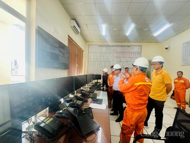 Phó Giám đốc Công ty truyền tải điện 1 Phạm Quang Hoà nghe báo cáo tình hình tại trạm biến áp.