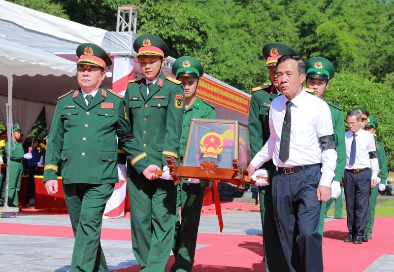Đại tướng Nguyễn Trọng Nghĩa và Bí thư Tỉnh ủy Lê Đức Thái đưa hài cốt liệt sĩ đến nơi an nghỉ tại Nghĩa trang Liệt sĩ Quốc tế Đồng Tâm. Ảnh: Minh Hiếu