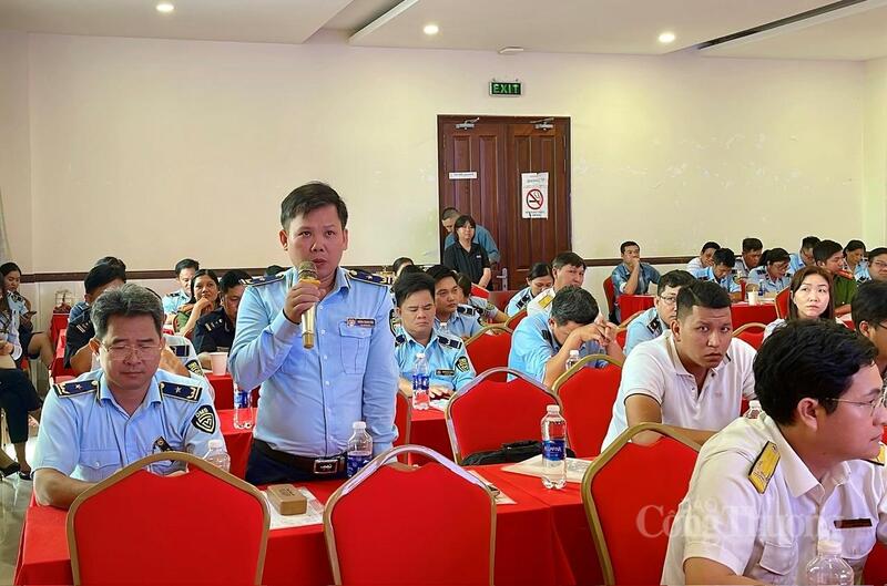 Các đại biểu trao đổi, thảo luận về nâng cao kỹ năng nhận biết và xử lý vi phạm.