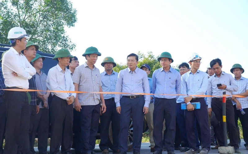 Chủ tịch UBND tỉnh Quảng Trị ông Lê Hồng Vinh kiểm tra tiến độ dự án (Ảnh: Tiến Nhất)