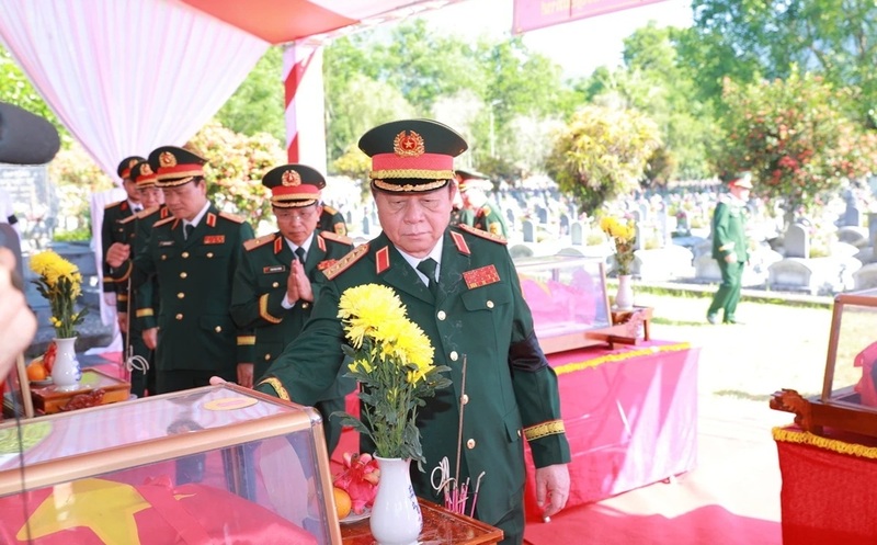 Đại tướng Nguyễn Trọng Nghĩa viếng các anh hùng liệt sĩ. Ảnh: Minh Hiếu