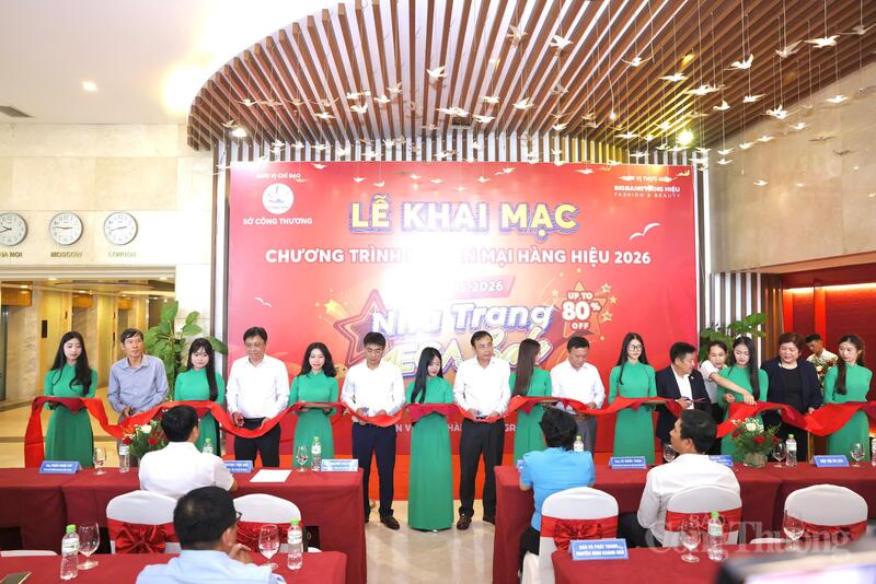 Các đại biểu cắt băng khai mạc "Chương trình khuyến mại hàng hiệu Nha Trang Mega Sale năm 2026". Ảnh: Lê Sơn