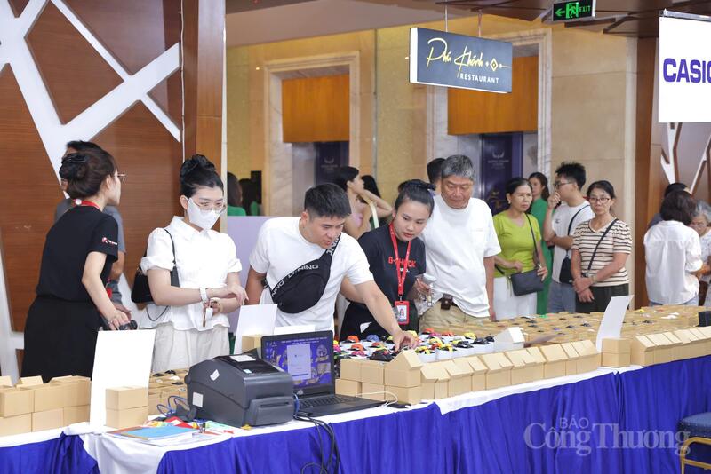Chương trình thu hút đông đảo người dân và du khách đến mua sắm. Ảnh: Lê Sơn