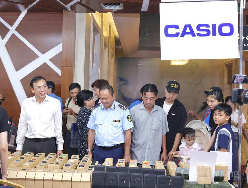 Ông Nguyễn Văn Nhựt (bìa trái), Giám đốc Sở Công Thương tỉnh Khánh Hòa tham quan các sản phẩm tại chương trình. Ảnh: Lê Sơn