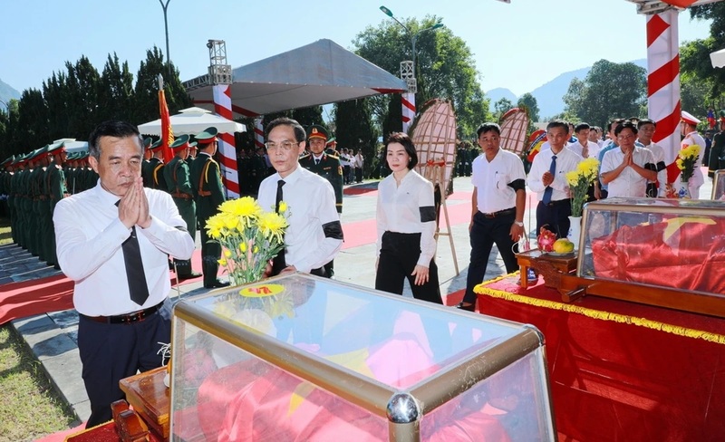 Bí thư Tỉnh ủy Lê Đức Thái và các đồng chí lãnh đạo tỉnh viếng các anh hùng liệt sĩ. Ảnh: Minh Hiếu