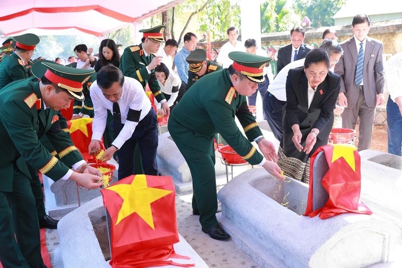 Đại tướng Nguyễn Trọng Nghĩa và Bí thư Tỉnh ủy Lê Đức Thái cùng các đại biểu thả hoa lên các phần mộ liệt sĩ. Ảnh: Minh Hiếu