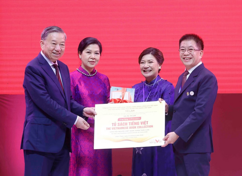 Tổng Bí thư, Chủ tịch nước Tô Lâm và Phu nhân trao tặng tượng trưng "Tủ sách tiếng Việt" cho Hội người Việt Nam toàn Thái Lan. Ảnh: Thống Nhất/TTXVN