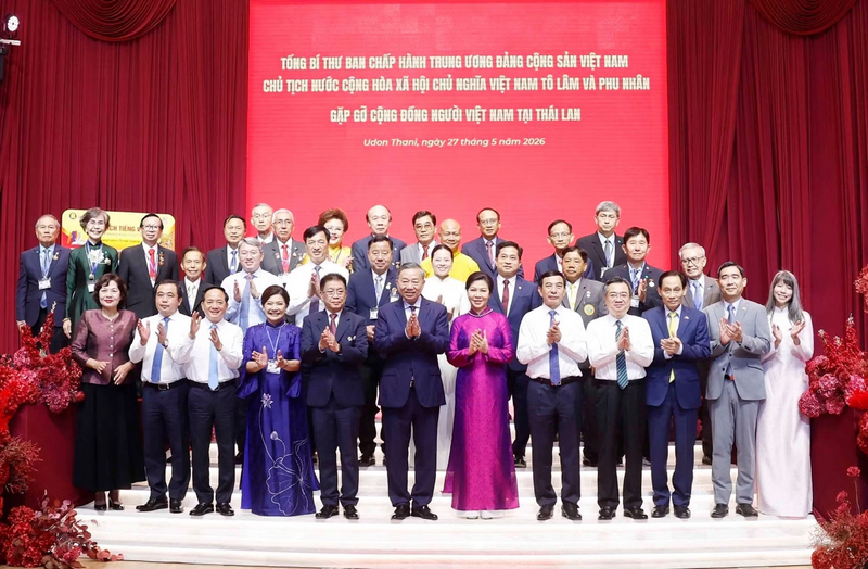 Tổng Bí thư, Chủ tịch nước Tô Lâm và Phu nhân cùng đại biểu chụp ảnh chung với đại diện cộng đồng người Việt Nam tại Thái Lan. Ảnh: Thống Nhất/TTXVN