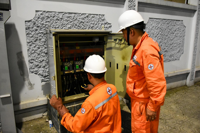 Kiểm tra hệ thống cáp, aptomat và các điểm tiếp xúc.