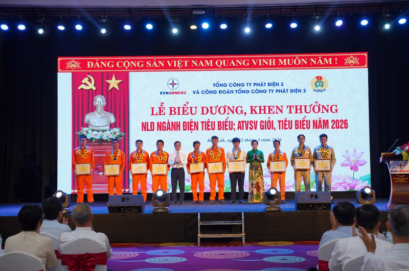 Bà Đinh Thị Thanh Bình - Phó Chủ tịch Công đoàn Điện lực Việt Nam và Ông Lê Văn Danh - Phó Bí thư Đảng ủy, Phó Tổng Giám đốc Tổng Công ty trao giấy khen cho Người lao động ngành Điện tiêu biểu Tổng Công ty năm 2026.