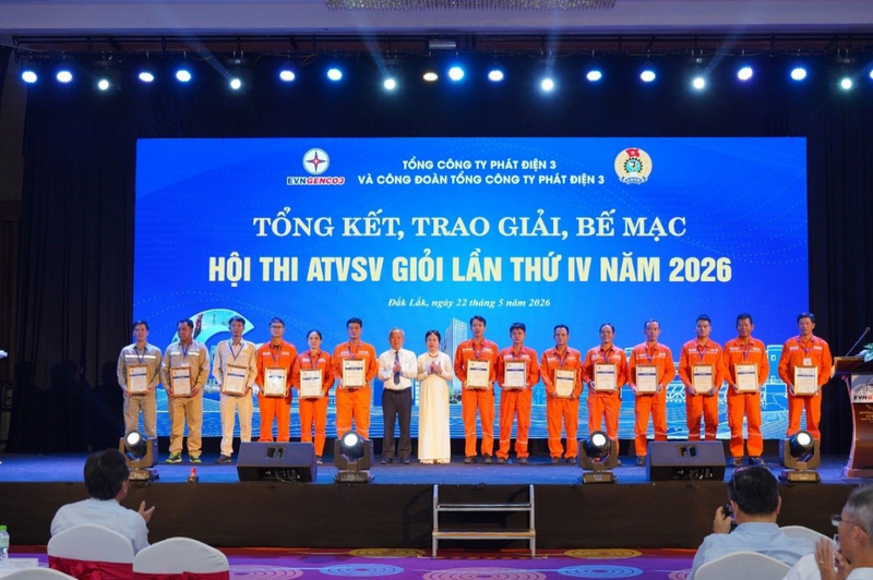 Đại diện Lãnh đạo Tổng Công ty Phát điện 3 trao khen thưởng cho các ATVSV giỏi, tiêu biểu Tổng Công ty năm 2026.