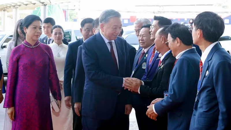 Tổng Bí thư, Chủ tịch nước Tô Lâm và Phu nhân gặp gỡ cộng đồng người Việt Nam tại Thái Lan. Ảnh: Thống Nhất/TTXVN