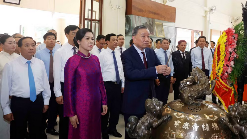 Tổng Bí thư, Chủ tịch nước Tô Lâm và Phu nhân cùng Đoàn đại biểu cấp cao Việt Nam dâng hương, dâng hoa tại Khu di tích Chủ tịch Hồ Chí Minh ở tỉnh Udon Thani (Thái Lan). Ảnh: TTXVN