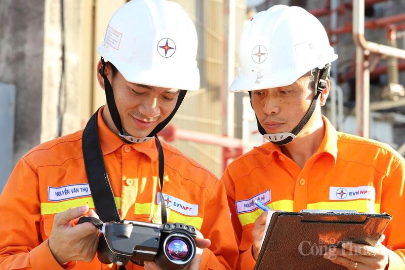 Để đảm bảo hệ thống truyền tải ổn định, các cán bộ, công nhân kỹ thuật trực tại TBA 500kV Thường Tín thường xuyên phải kiểm tra nhiệt độ của các máy biến áp để kịp thời xử lý khi phát hiện các nguy cơ sự cố có thể xảy ra do mang tải cao và nắng nóng. Ảnh: Mạnh Hùng