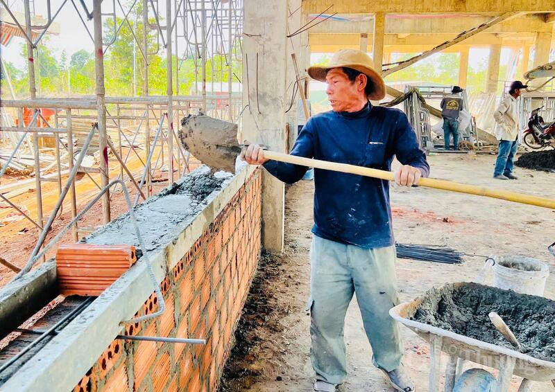 Dưới cái nắng oi ả vùng biên, không khí lao động khẩn trương, đầy quyết tâm.