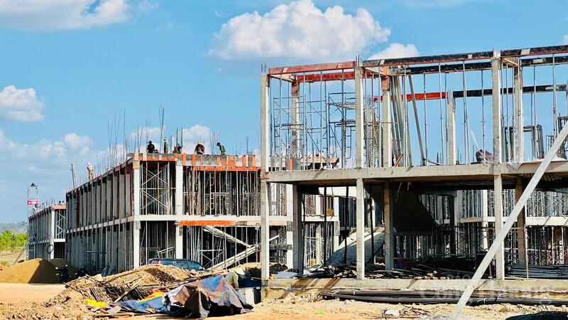 Theo ông Đỗ Văn Thành, Trưởng Phòng Quản lý dự án 3 thuộc Ban Quản lý các dự án đầu tư xây dựng tỉnh Gia Lai, hiện cả 7 điểm trường đang thiếu khoảng 534 lao động, trong đó có hơn 300 lao động kỹ thuật cao và thợ hoàn thiện. Để giữ chân và thu hút nhân công, nhiều nhà thầu đã điều chỉnh tăng mức thu nhập, hỗ trợ thêm ăn ở, điện nước, phụ cấp tăng ca và sinh hoạt tại công trường. Tại điểm trường Ia O, thợ có tay nghề cao được trả khoảng 800.000 đồng/ngày; lao động phổ thông cũng đạt khoảng 500.000 đồng/ngày.