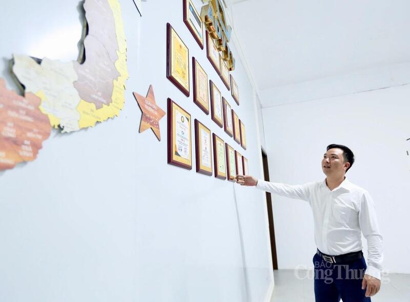 Anh Nguyễn Hữu Thế - Giám đốc Công ty Cổ phần Truyền thông số ADVTV cho rằng, bên cạnh việc đăng ký giấy chứng nhận quyền sở hữu trí tuệ và bằng sáng chế, doanh nghiệp cần chủ động ứng dụng công nghệ số để bảo vệ thương hiệu, truy xuất nguồn gốc sản phẩm. Ảnh: Ngô Nhung