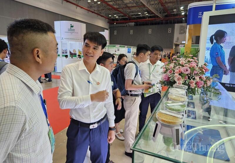 Khách hàng tham quan triển làm và tìm hiểu các sản phẩm mới cho ngành nông nghiệp.