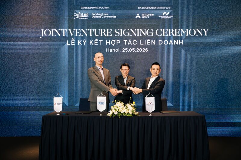 Từ trái qua phải: Ông Takashi Kagamoto,Tổng Giám đốc Mitsubishi Estate, ông Tan Wee Hsien, Tổng Giám đốc CapitaLand Development Việt Nam và Quốc tế, và ông Nobuaki Higashi, Tổng Giám đốc Nomura Real Estate Development, chính thức ký kết hợp tác phát triển dự án căn hộ hạng sang Maison Privée