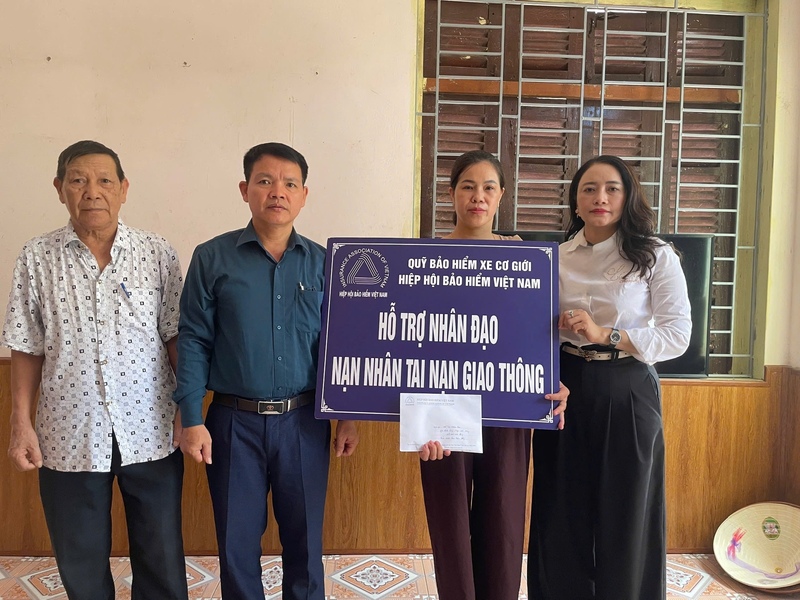 Bà Hoàng Thị Yên, Trưởng Văn phòng Quỹ Bảo hiểm xe cơ giới - Hiệp hội Bảo hiểm Việt Nam trao hỗ trợ nhân đạo số tiền 45 triệu đồng cho gia đình nạn nhân N.V.H. tử vong do tai nạn giao thông.