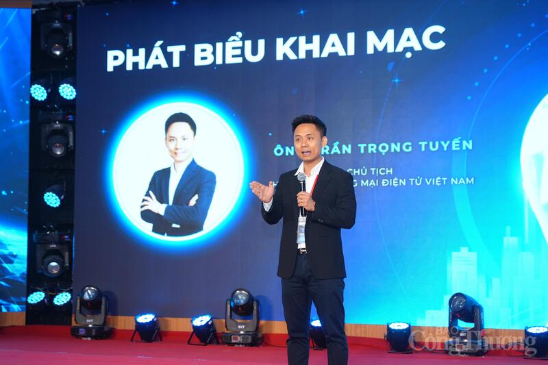 Ông Trần Trọng Tuyến, Chủ tịch Hiệp hội Thương mại điện tử Việt Nam phát biểu khai mạc diễn đàn.