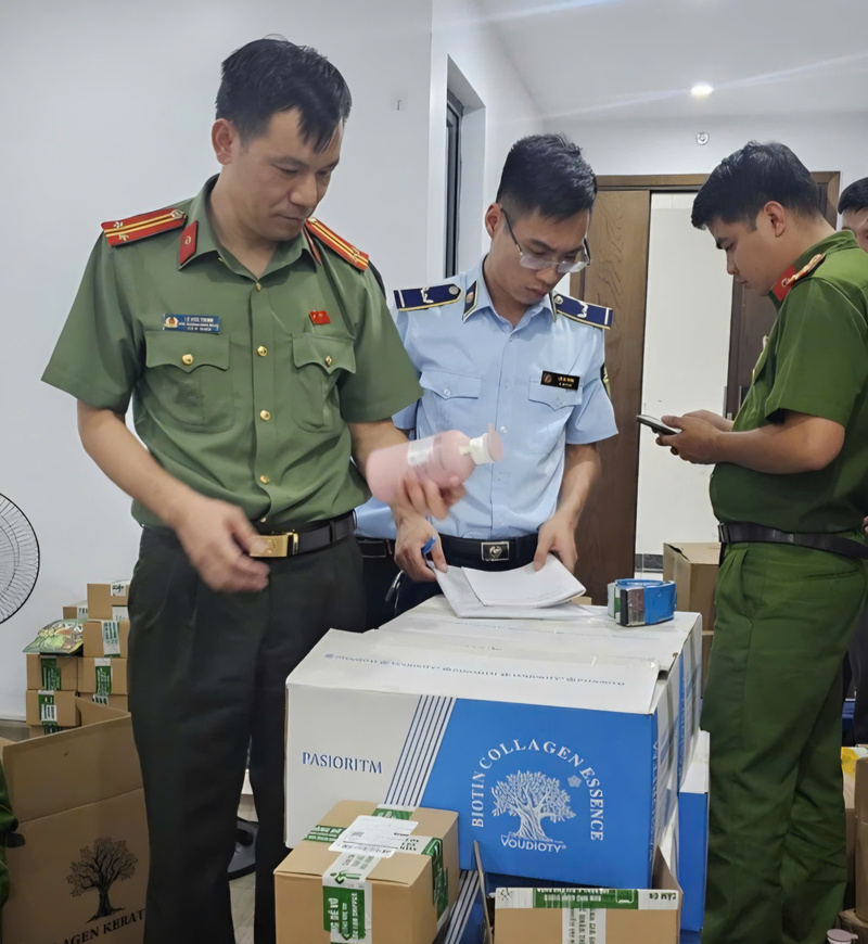 Lực lượng chức năng kiểm tra hộ kinh doanh của bà Đào Thị Hồng Ngân. Ảnh: Minh Cường