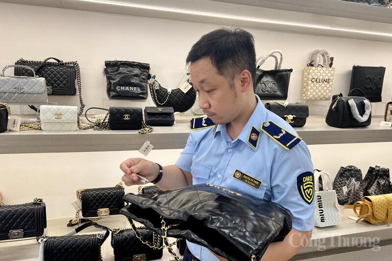 Lực lượng quản lý thị trường kiểm tra sản phẩm tại một cửa hàng trên địa bàn TP. Đà Nẵng