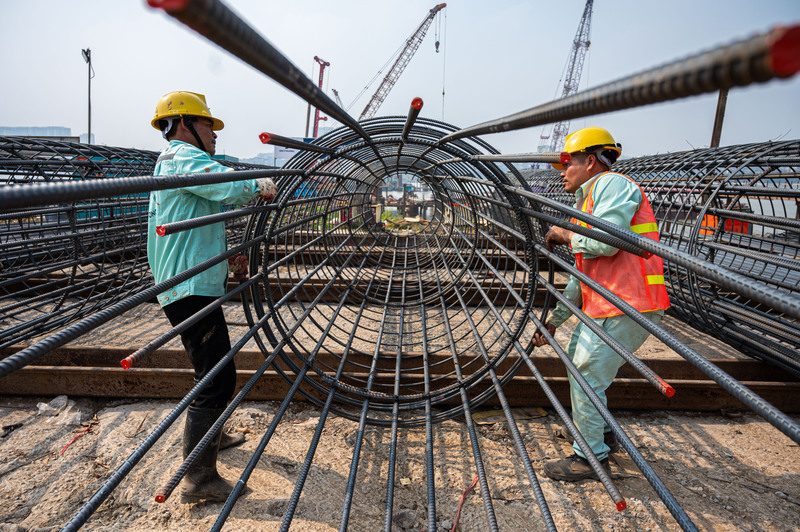 Để chống chọi với cái nóng bỏng rát ngoài trời, công nhân phải mặc kín mít, thay phiên nghỉ ngắn dưới bóng râm và liên tục rửa mặt bằng nước để giữ tỉnh táo khi làm việc.