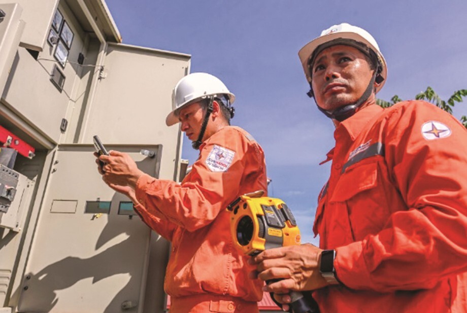 Từ chiều tối đến đêm nay (27/5) tiếp tục là thời điểm khó khăn và thách thức rất lớn đối với công tác vận hành hệ thống điện quốc gia.