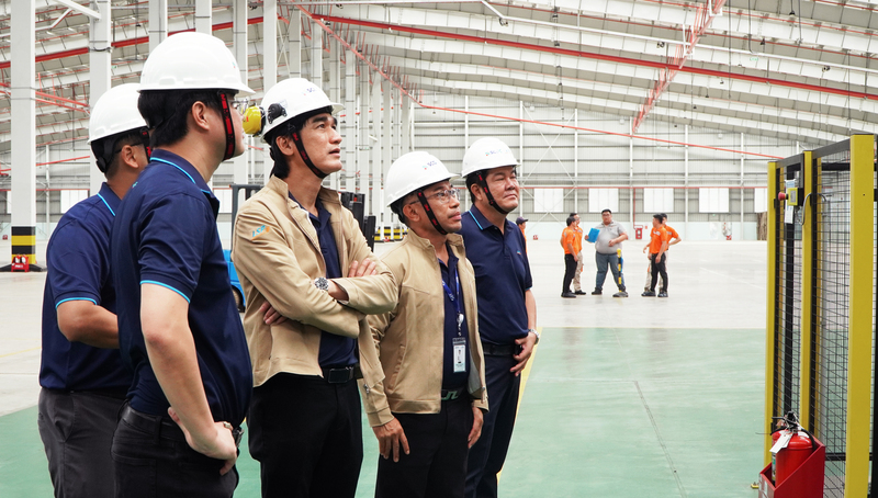 Lãnh đạo LSP kiểm tra an toàn trong khu vực sản xuất. Ảnh: LSP