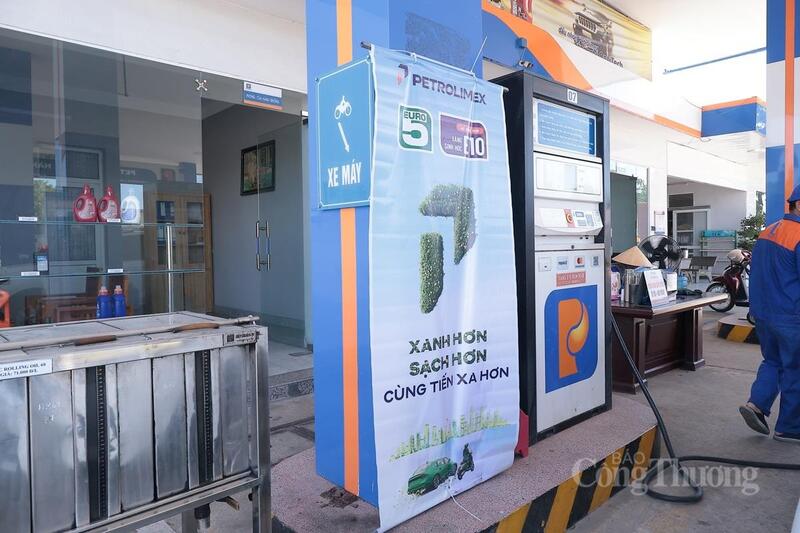 Nhiều cửa hàng xăng dầu ở Hà Tĩnh đã triển khai bán xăng E10 ra thị trường. Ảnh: Trọng Tùng