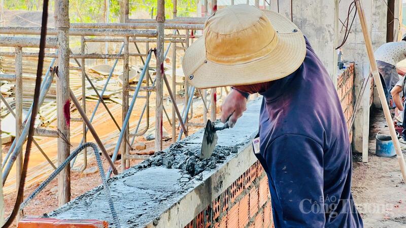 Chia sẻ với phóng viên, ông Nguyễn Thanh Sơn, Giám đốc Công ty TNHH MTV Xuân Lộc, đại diện liên danh nhà thầu tại điểm trường Ia Mơ cho biết, khó khăn lớn nhất hiện nay là thiếu hụt lao động. “Riêng phần xây dựng thô, công trường còn thiếu gần 80 công nhân. Khi bước vào giai đoạn hoàn thiện cao điểm, mỗi ngày có thể cần tới khoảng 500 lao động mới đáp ứng được yêu cầu tiến độ”, ông Sơn chia sẻ.