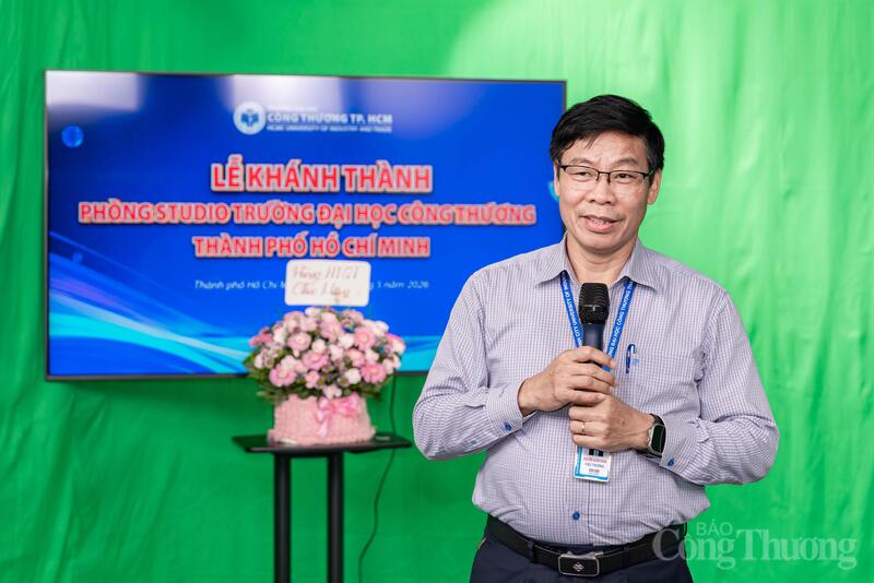 Nhà giáo ưu tú - PGS.TS Nguyễn Xuân Hoàn - Hiệu trưởng nhà trường nhấn mạnh: HUIT Studio là không gian học tập và sáng tạo có ý nghĩa thiết thực đối với sinh viên, đặc biệt trong định hướng chuẩn bị mở ngành Truyền thông đa phương tiện.