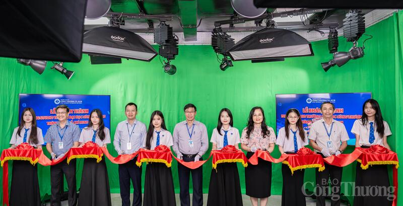 Lãnh đạo nhà trường cùng các em sinh viên thực hiện nghi thức  cắt băng khánh thành Phòng HUIT Studio.