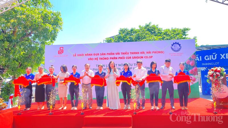 Các đại biểu cắt băng lễ khởi hành đưa sản phẩm Vải thiều Thanh Hà (Hải Phòng) vào hệ thống phân phối của Saigon Co.op.
