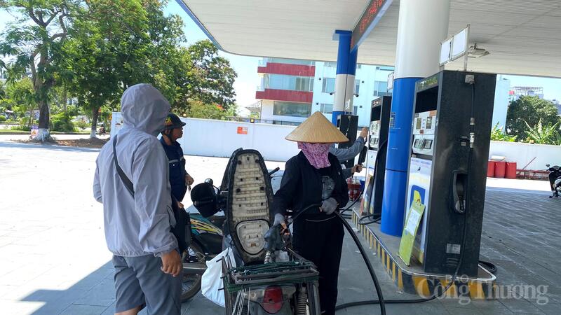 Người dân trên địa bàn TP. Hải Phòng sử dụng xăng sinh học E10.