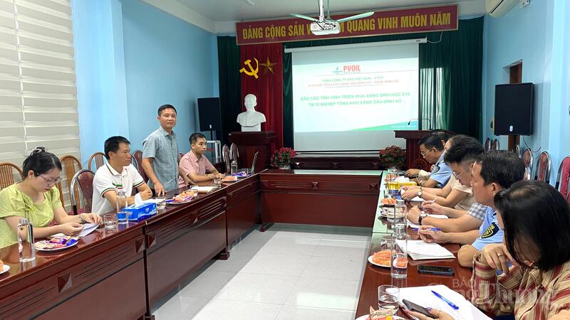 Đại diện lãnh đạo Xí nghiệp Tổng kho xăng dầu Đình Vũ phát biểu tại buổi làm việc.