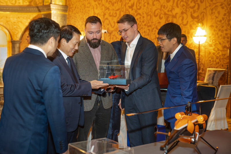 Đại tướng Lương Tam Quang, Bộ trưởng Bộ Công an thăm khu vực trưng bày và giới thiệu công nghệ thuộc khuôn khổ sự kiện.