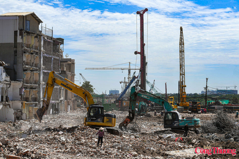 Theo ghi nhận của PV Báo Công thương, do ảnh hưởng của hiệu ứng đô thị, nhiệt độ tại Hà Nội phổ biến 38-40℃, một số khu vực xuất hiện nắng nóng đặc biệt gay gắt. Tại các bề mặt bê tông, mái tôn, mặt đường nhựa hay khu vực công trường đang thi công, nhiệt độ thực tế ngoài trời có thời điểm vượt 50℃.