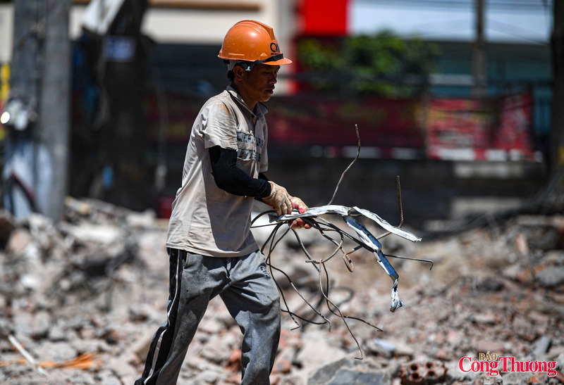 Theo chia sẻ của một công nhân làm việc tại công trường, khoảng thời gian từ 10h đến đầu giờ chiều là lúc thời tiết khắc nghiệt nhất. “Đứng ngoài trời lâu cảm giác bỏng da, hơi nóng từ dưới mặt đất bốc lên khiến người dễ choáng. Anh em phải tranh thủ nghỉ ngơi, uống nhiều nước rồi tiếp tục làm việc để kịp tiến độ”, người này nói.