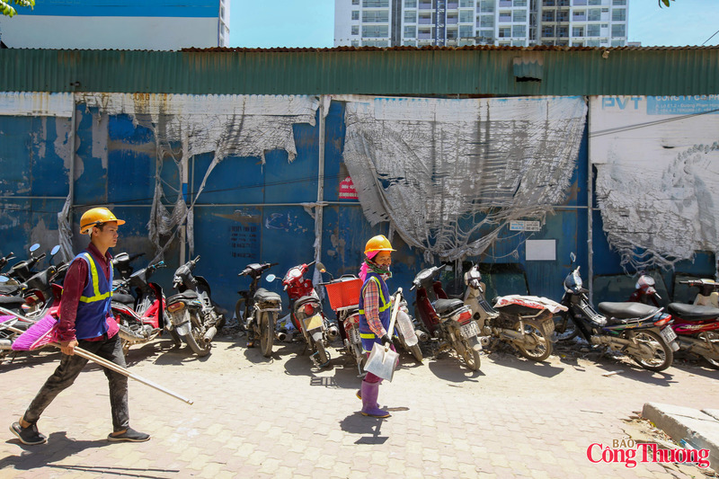 Giữa cái nắng như đổ lửa, nhiều công nhân, kỹ sư vẫn phải làm việc ngoài trời để đảm bảo tiến độ các dự án trọng điểm của thành phố.