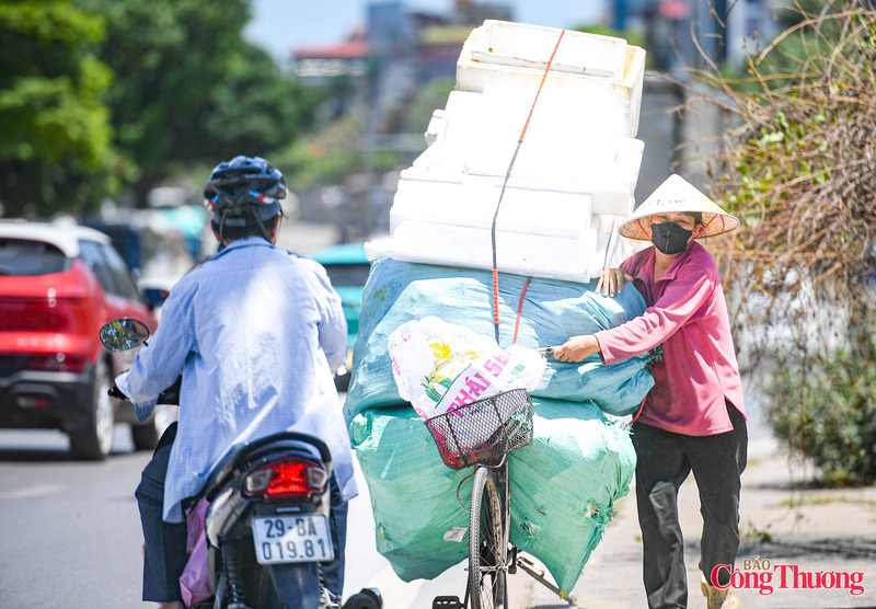 Để chống chọi với thời tiết khắc nghiệt, nhiều người dân khi ra đường đều trang bị áo chống nắng, khẩu trang, kính râm, găng tay và mũ rộng vành.