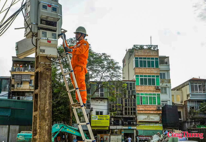 Các nhân viên điện lực căng mình trong cái nóng để đảm bảo tiến độ bàn giao mặt bằng.