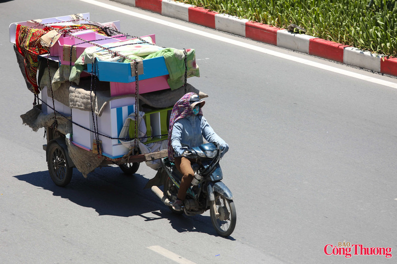 Tại các khu vực đông phương tiện, mặt đường hấp nhiệt mạnh, hơi nóng hắt lên khiến người tham gia giao thông mệt mỏi, khó chịu dù đã che chắn kín.