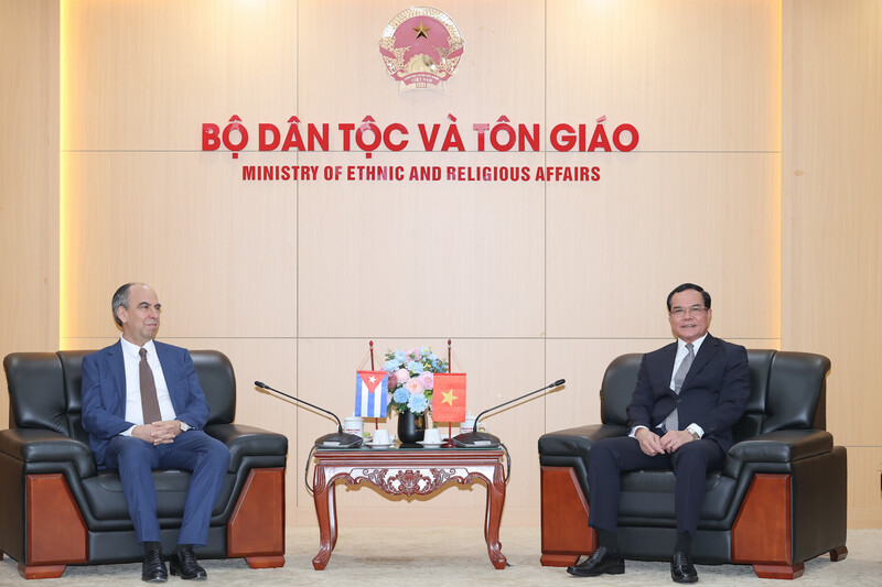 Bộ trưởng Nguyễn Đình Khang tiếp Đại sứ Đặc mệnh toàn quyền Cuba tại Việt Nam Rogelio Polanco Fuentes. Ảnh: Lê Anh Dũng